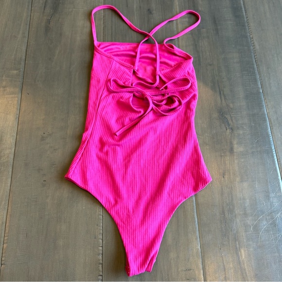 Showpo Open Back Bodysuit - Picture 4 of 6